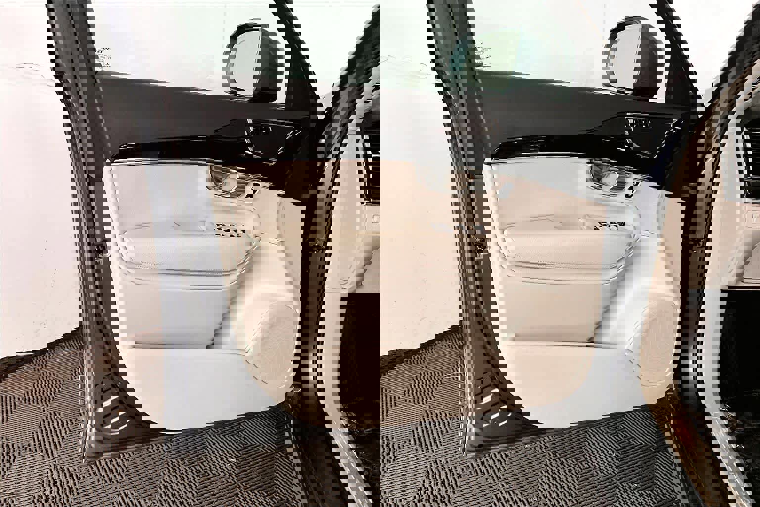 Used 2017 Volvo XC90 T6 Momentum w/ Vision Package image 22