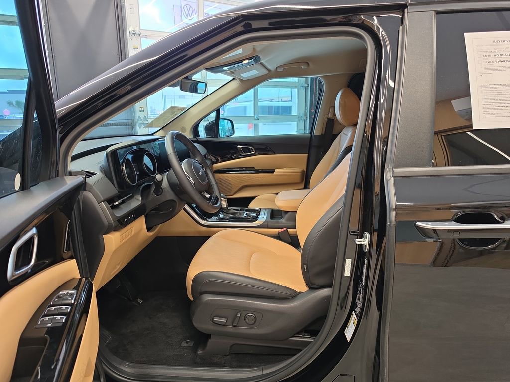 Used 2024 Kia Carnival EX image 12