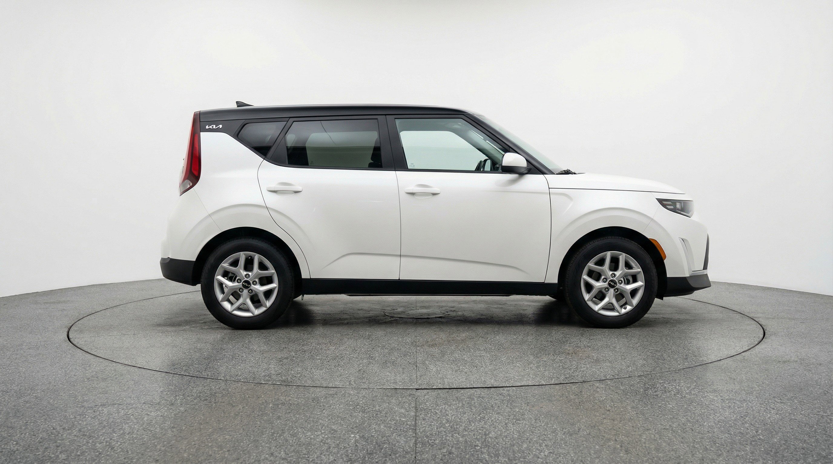 Used 2025 Kia Soul LX w/ LX Technology Package FWD image 11