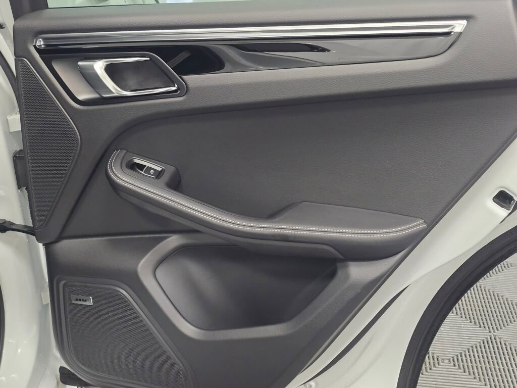 Certified 2025 Porsche Macan Turbo image 25