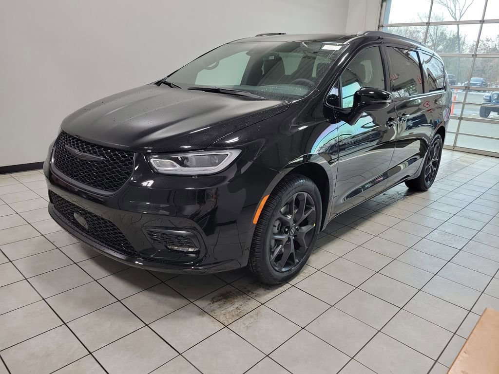 New 2026 Chrysler Pacifica Select w/ S Appearance Package AWD/4WD image 2