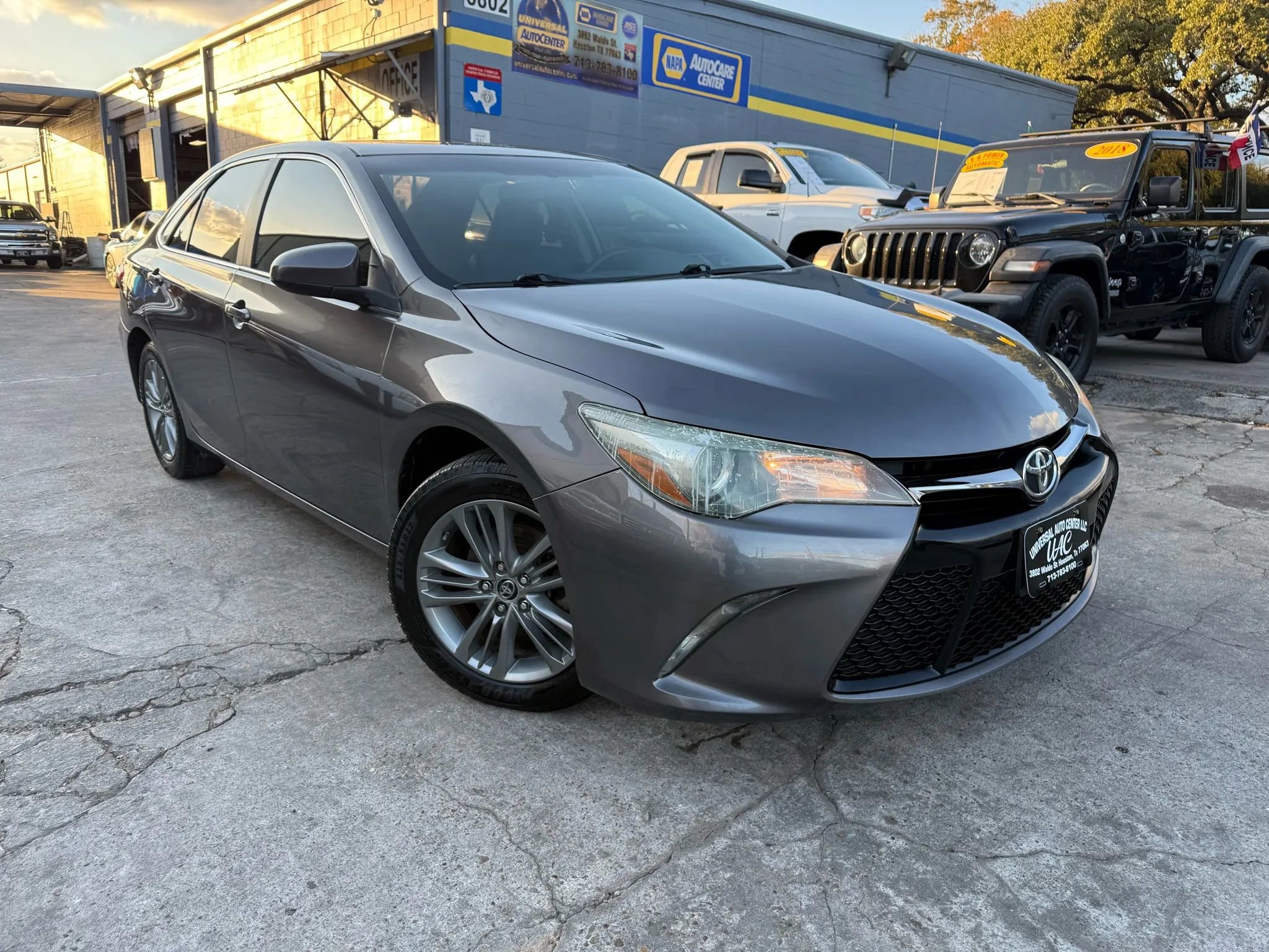 Used 2015 Toyota Camry SE FWD image 1