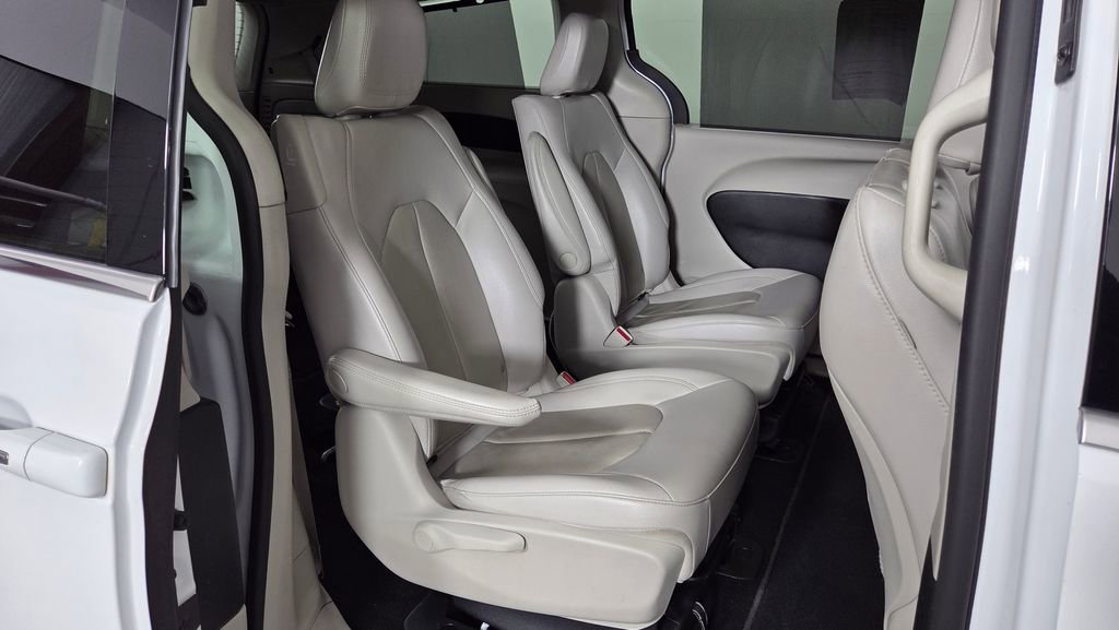 Used 2021 Chrysler Pacifica Touring-L FWD image 33