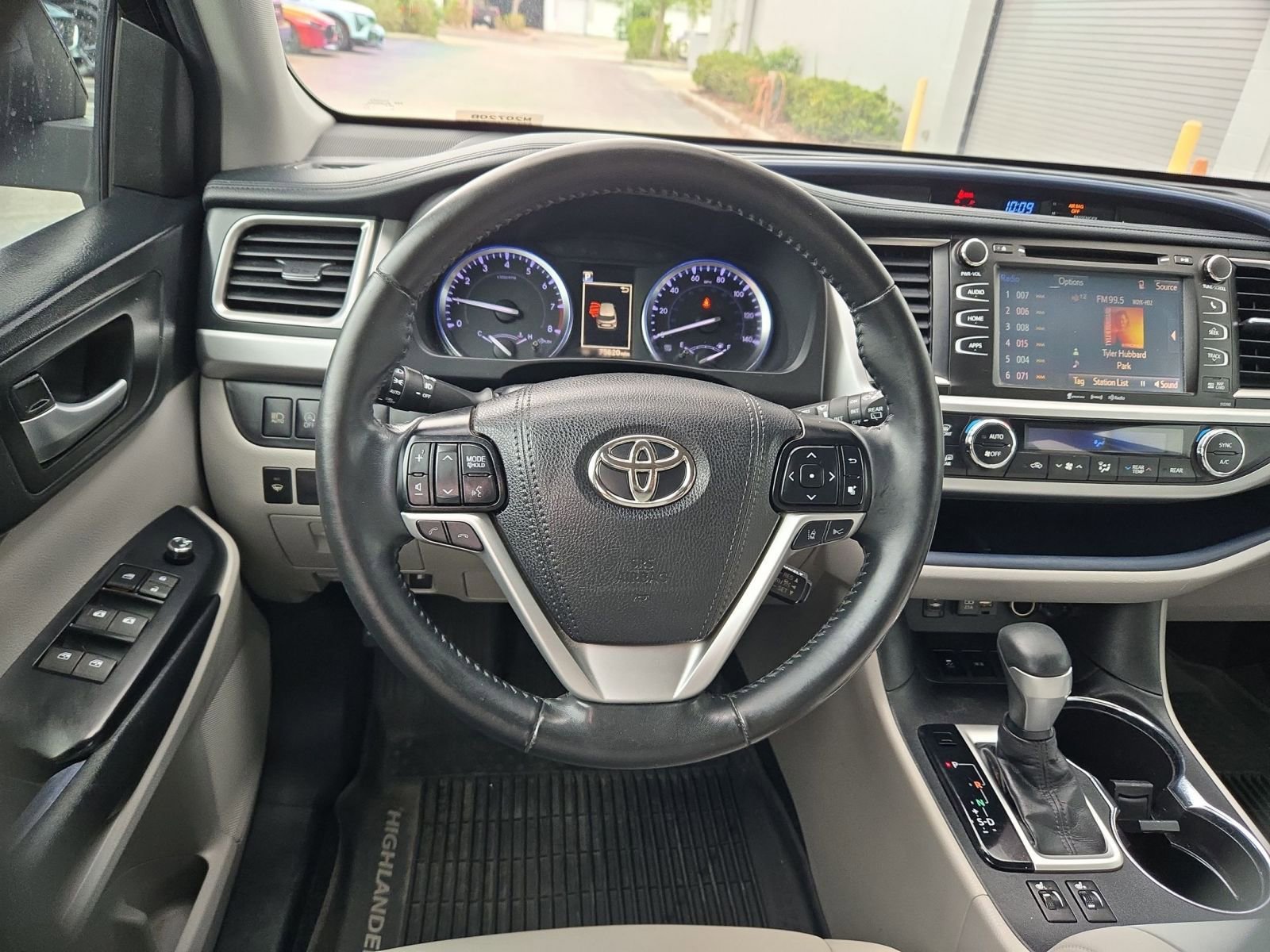 Used 2019 Toyota Highlander XLE image 12