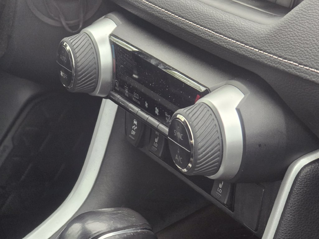 Used 2019 Toyota RAV4 Limited w/ Carpet Mat Package AWD/4WD image 17