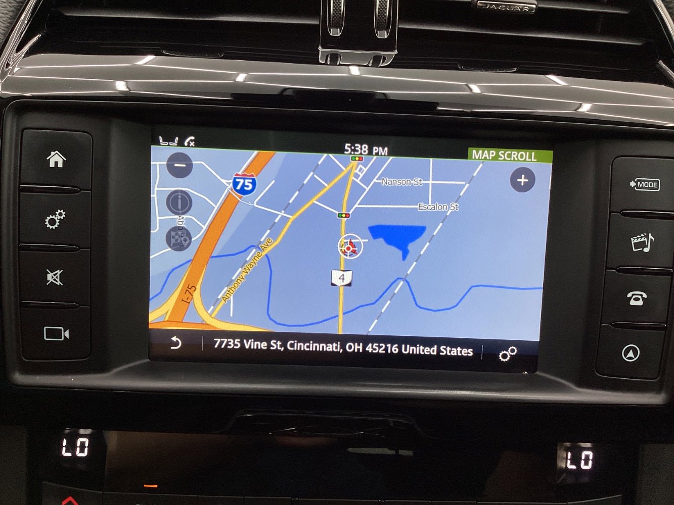 Used 2018 Jaguar F-PACE Premium image 35