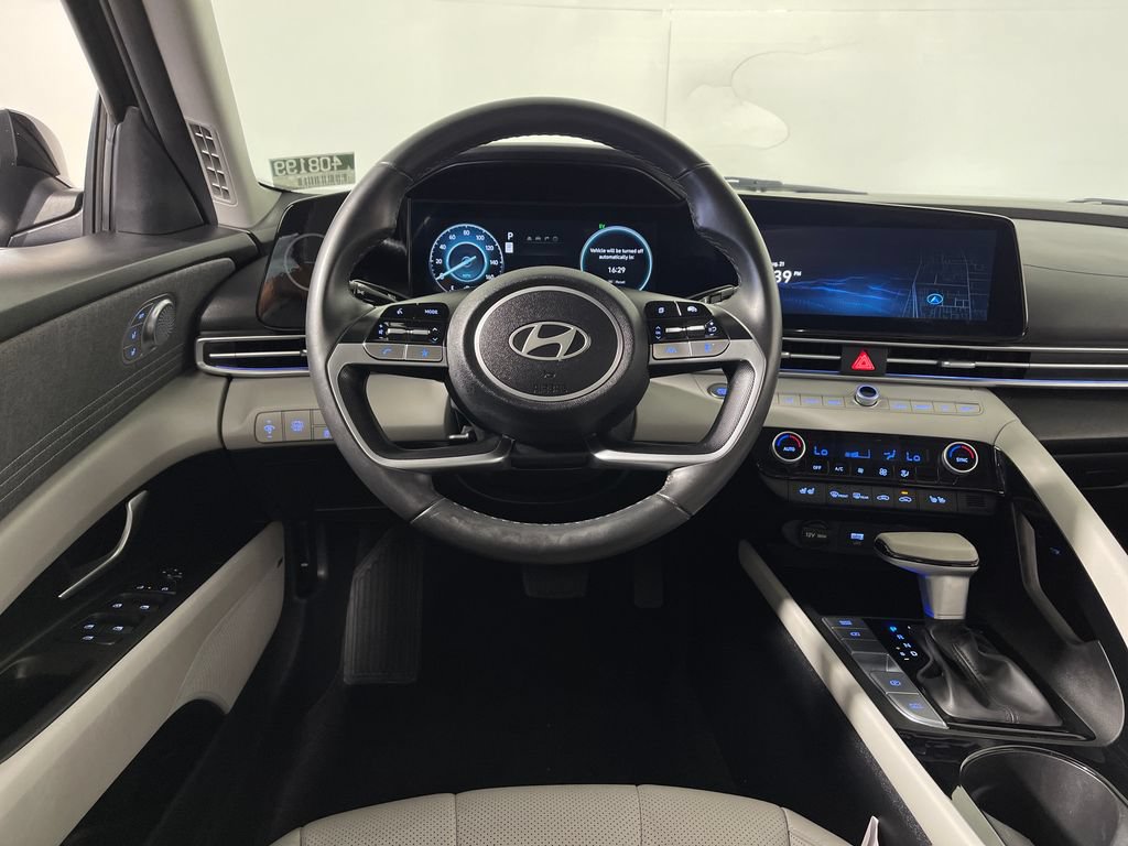 Certified 2025 Hyundai Elantra Limited FWD image 15