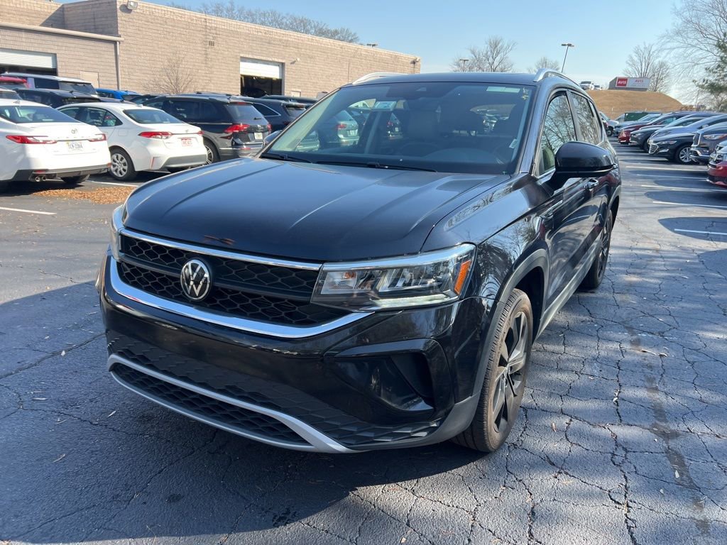 Used 2024 Volkswagen Taos SE image 1