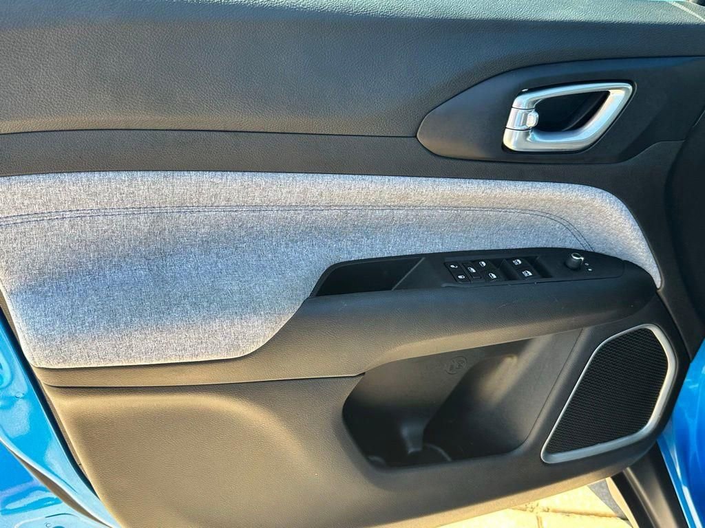 Used 2025 Jeep Compass Latitude image 20