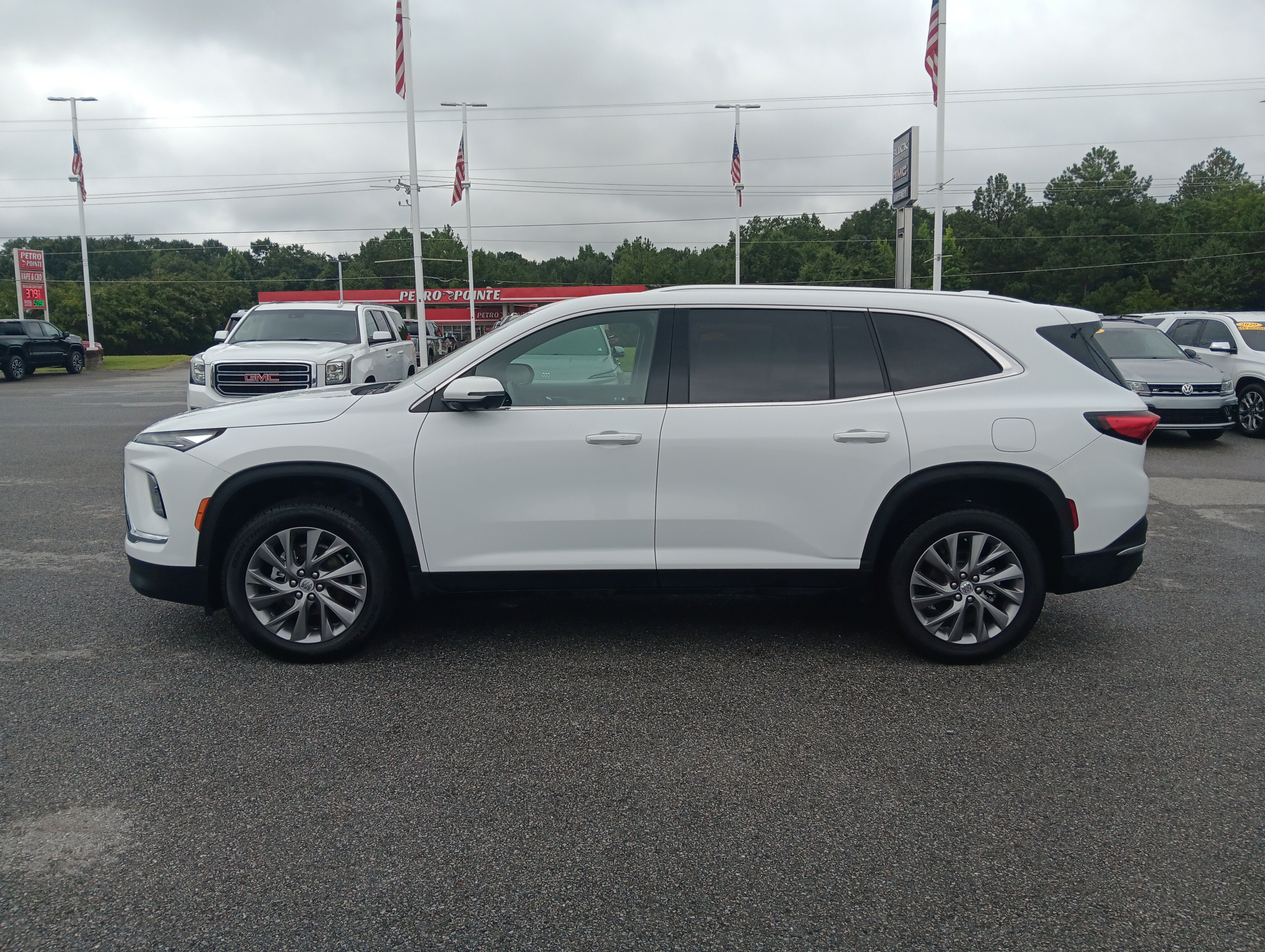 Used 2025 Buick Enclave Preferred FWD image 3