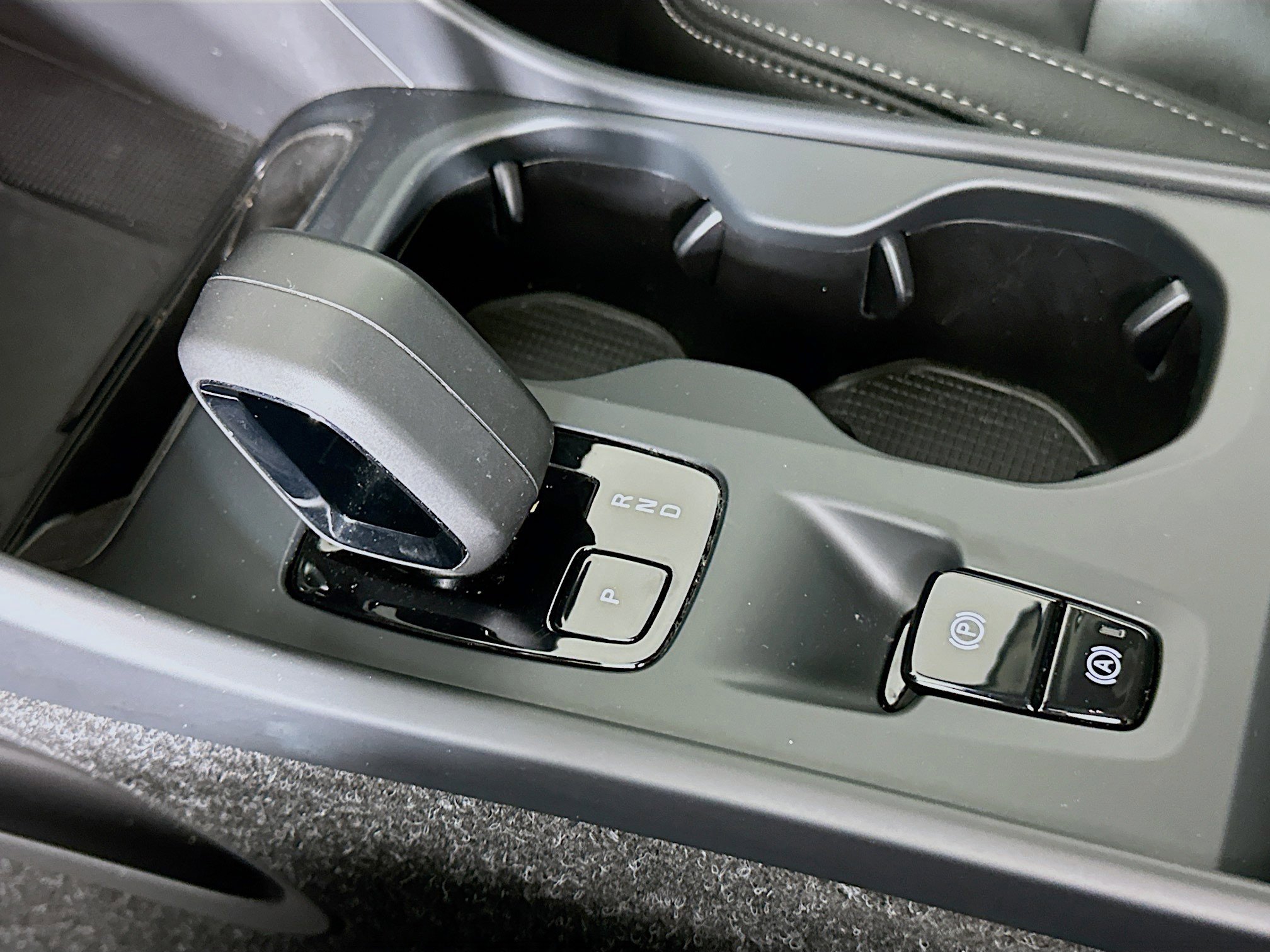 Used 2025 Volvo XC40 B5 Core image 25