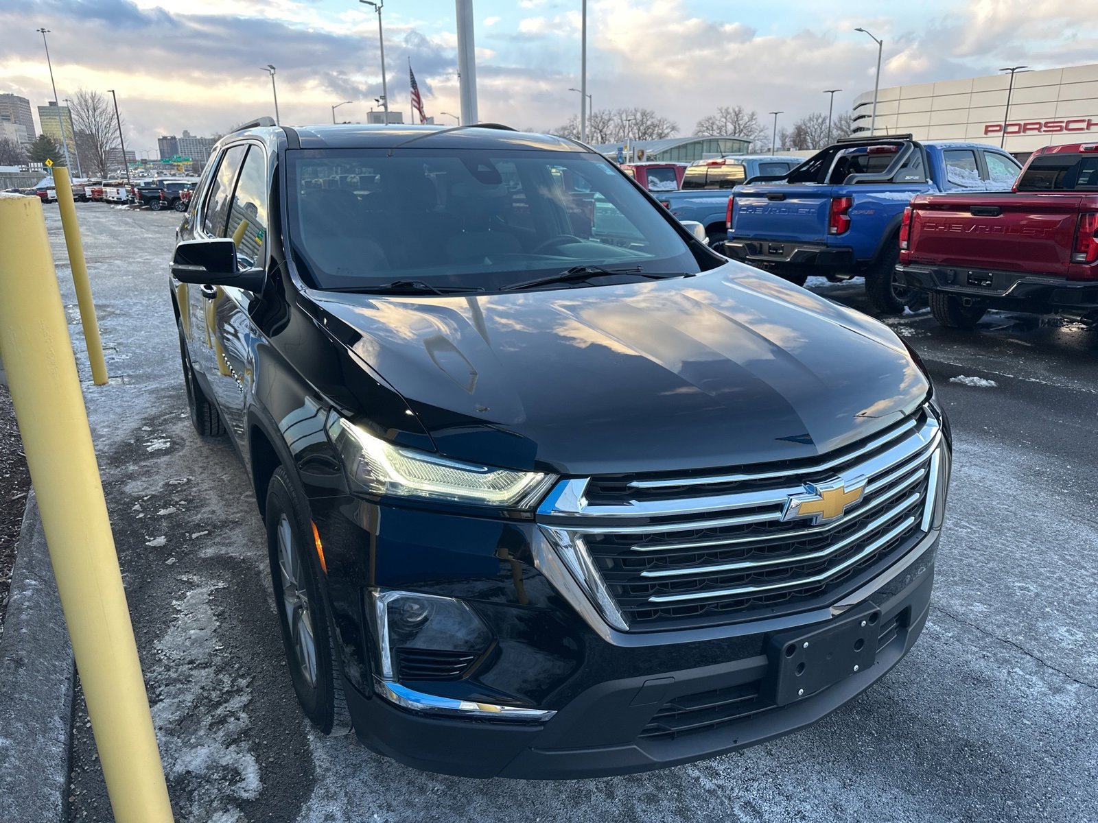 Used 2023 Chevrolet Traverse LT image 3