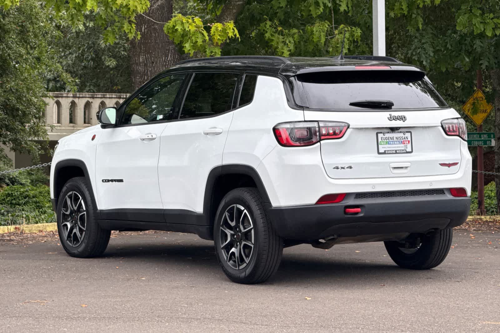 Used 2025 Jeep Compass Trailhawk AWD/4WD image 6