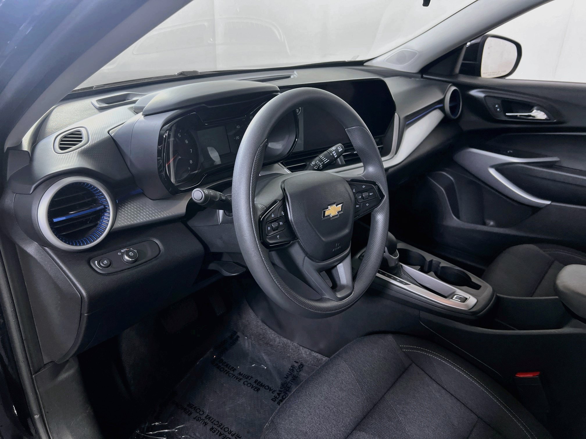 Used 2025 Chevrolet Trax LS w/ LS Convenience Package FWD image 9