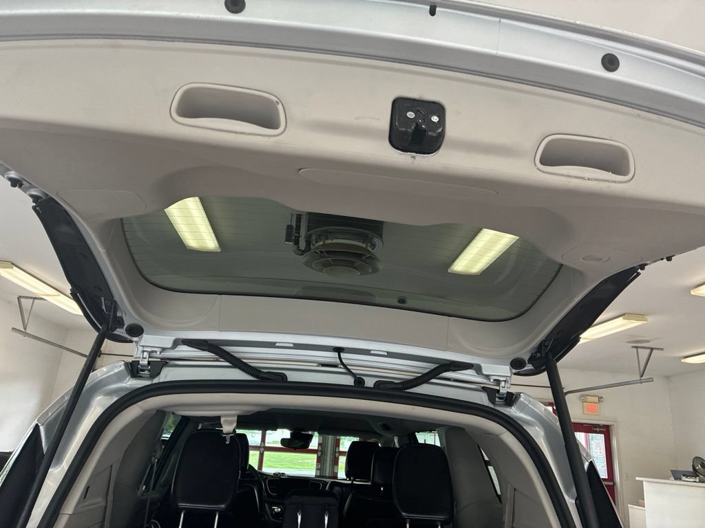 Certified 2024 Chrysler Pacifica Touring-L FWD image 28