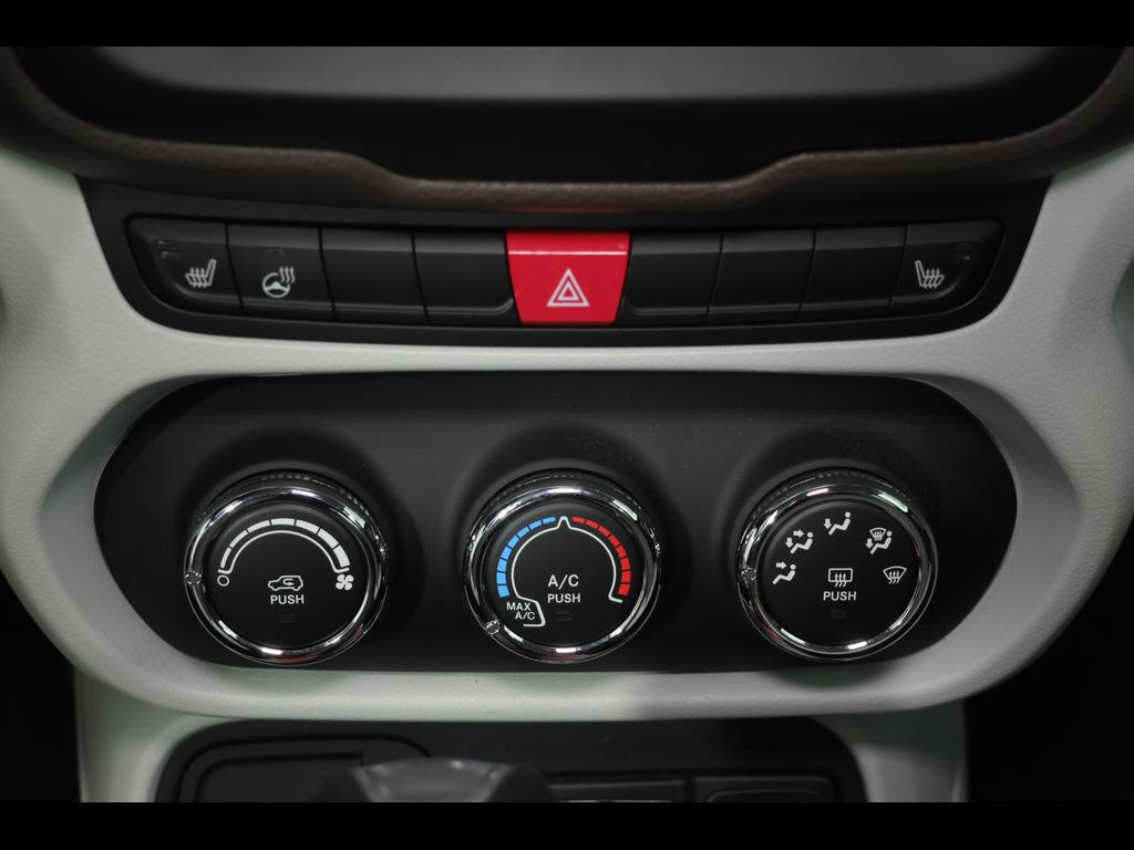 Used 2015 Jeep Renegade Latitude w/ Cold Weather Group FWD image 21