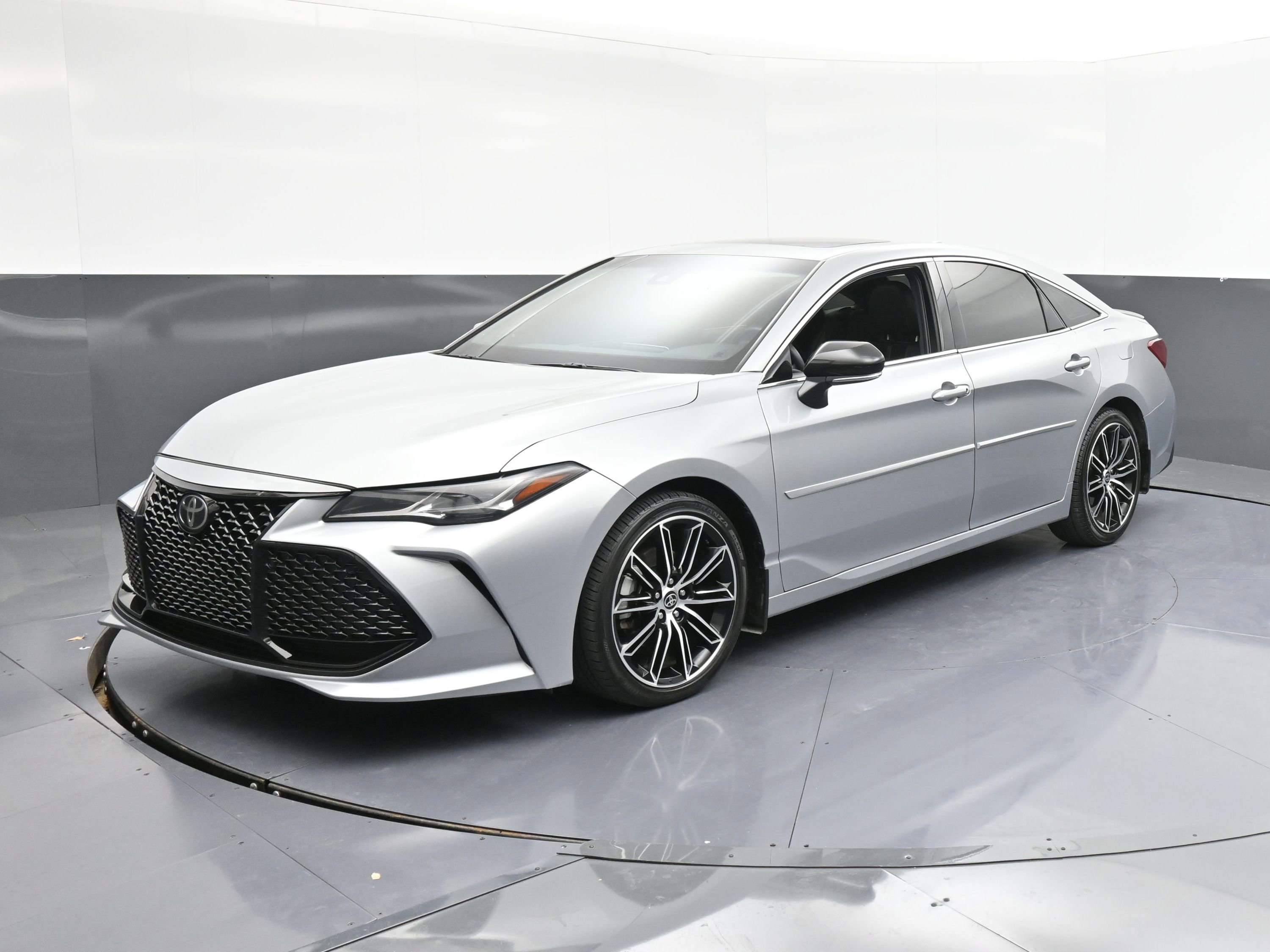 Used 2022 Toyota Avalon Touring image 4