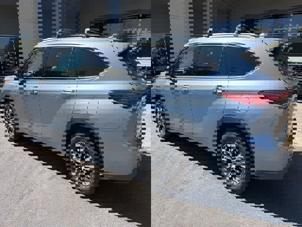 Used 2022 Toyota Highlander XLE FWD image 5
