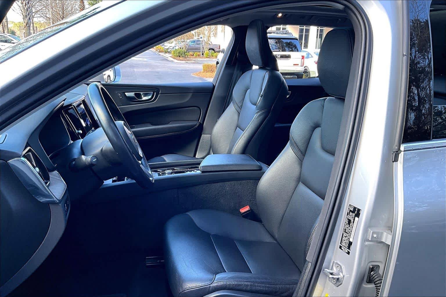 Used 2021 Volvo XC60 T5 Momentum w/ Premium Package AWD/4WD image 8