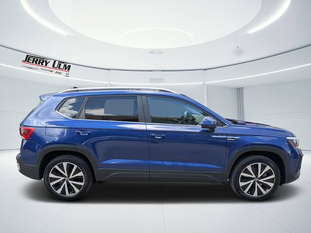 Used 2022 Volkswagen Taos SE w/ Panoramic Sunroof Package FWD image 2