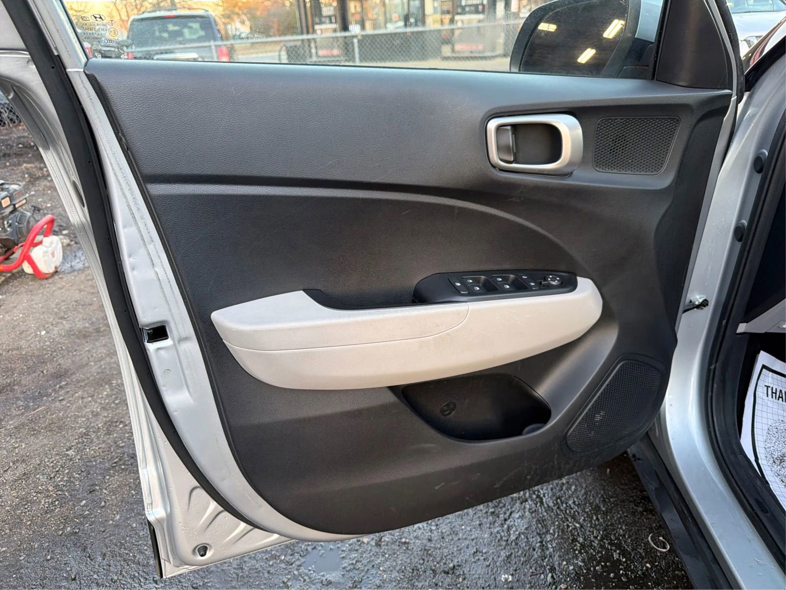 Used 2022 Hyundai Venue SEL image 23