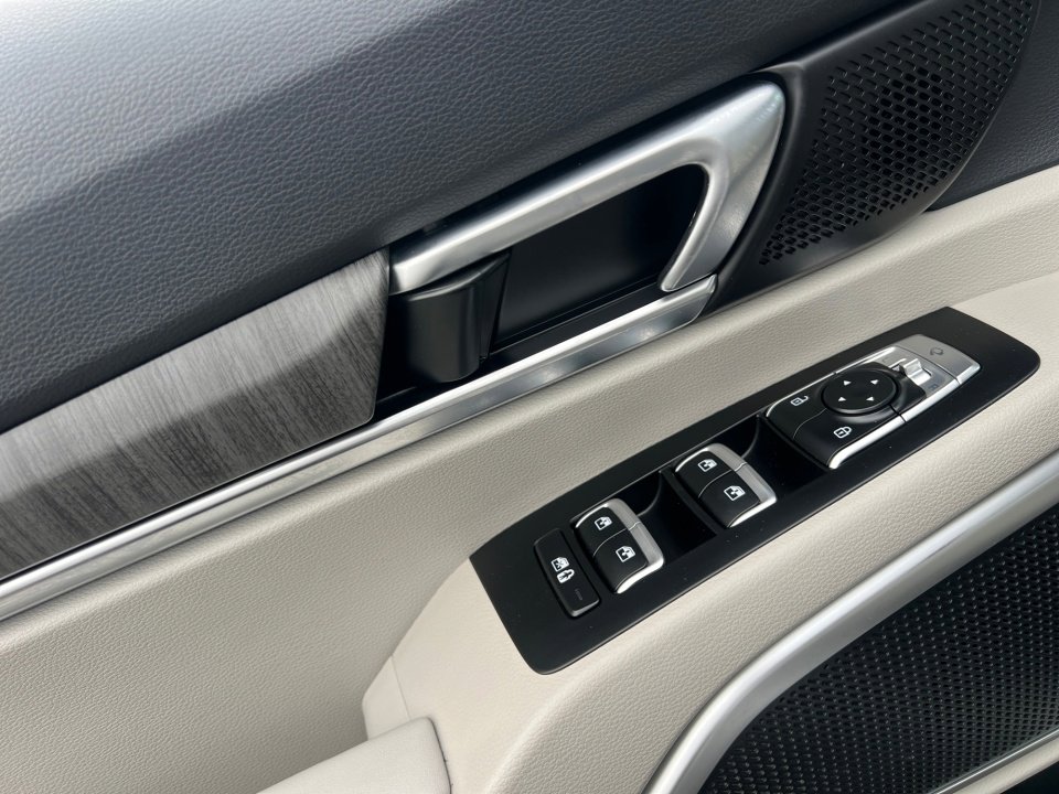 Used 2023 Kia Telluride EX w/ EX Captain's Chair Package image 31