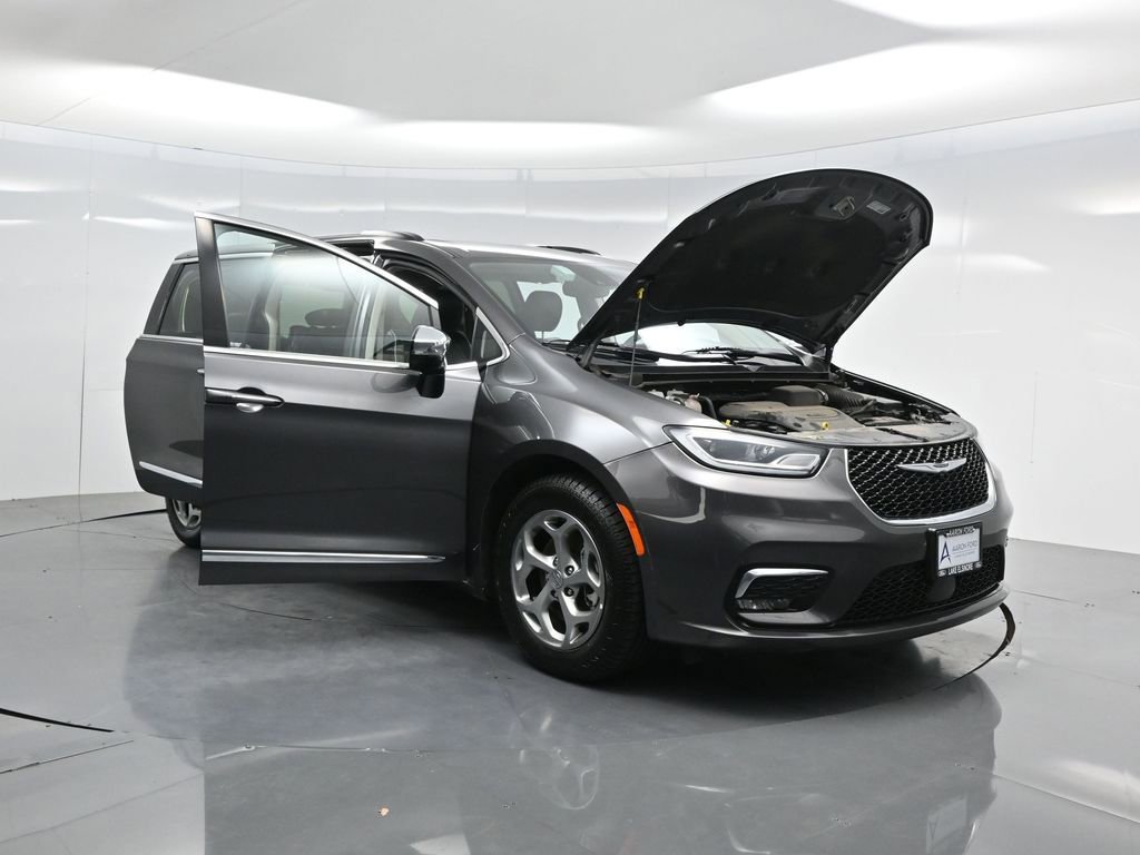 Used 2023 Chrysler Pacifica Limited image 41