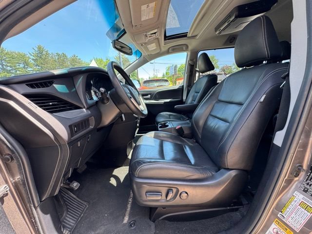 Used 2015 Toyota Sienna SE FWD image 10