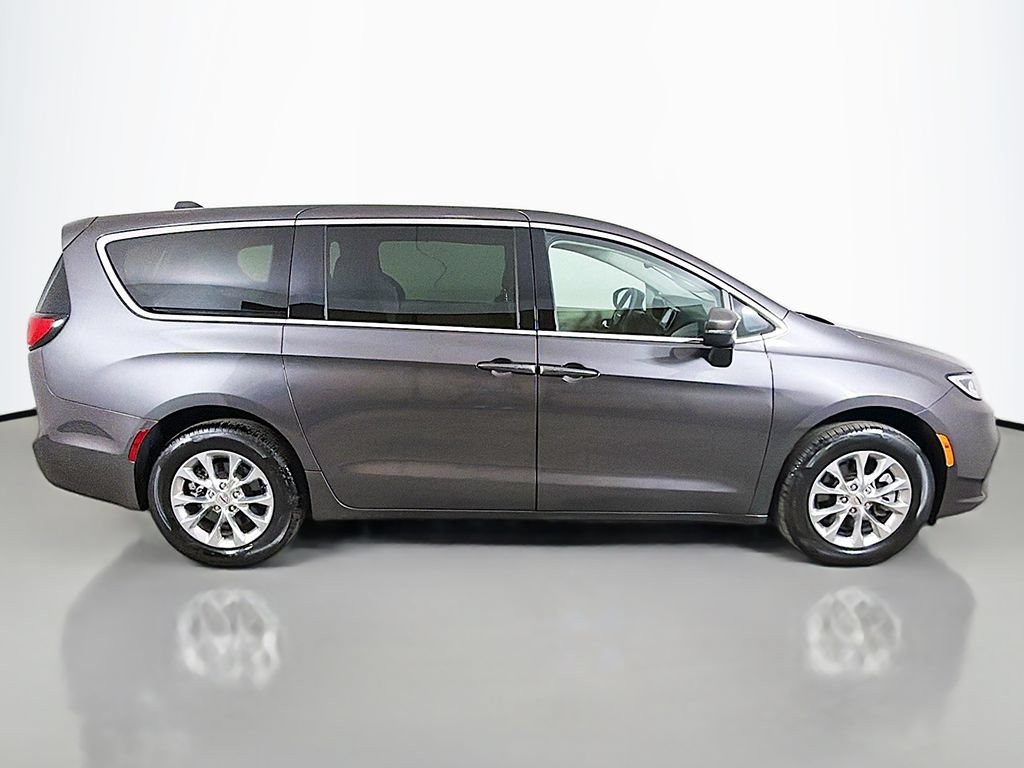 Used 2023 Chrysler Pacifica Touring-L AWD/4WD image 16