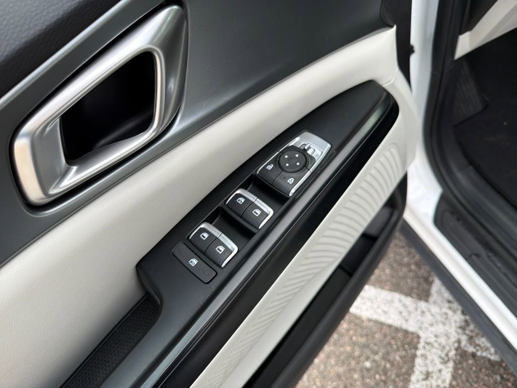 Used 2024 Kia Carnival LX image 12