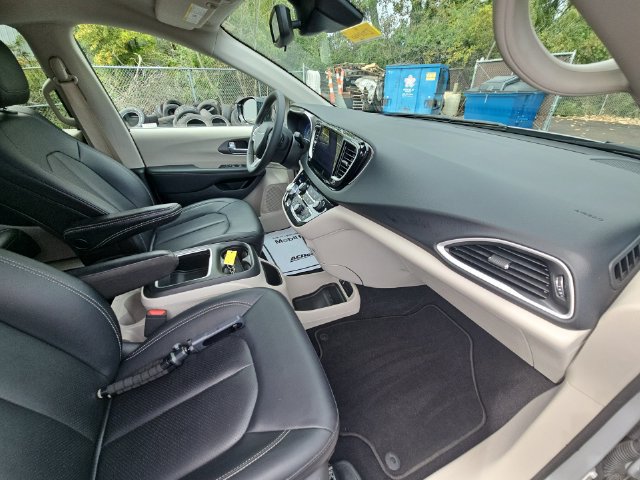 Used 2024 Chrysler Pacifica Touring-L FWD image 32