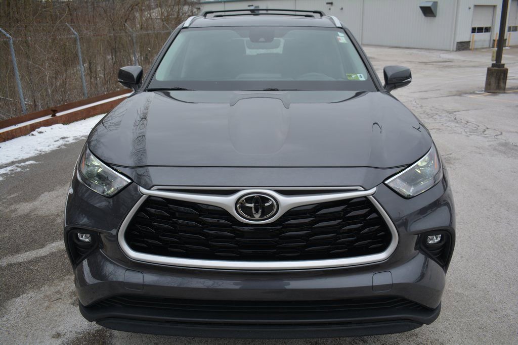 Used 2023 Toyota Highlander XLE image 2