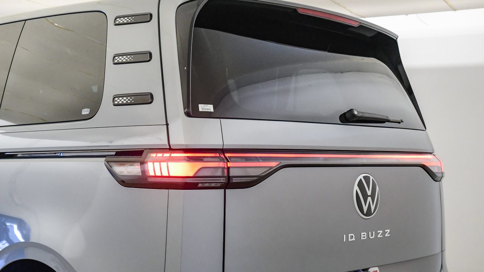 Used 2025 Volkswagen ID. Buzz Pro S RWD image 13