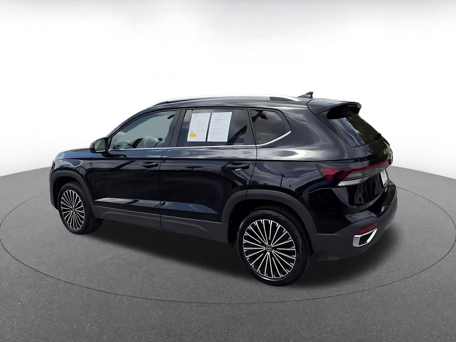 Used 2025 Volkswagen Taos SE FWD image 10
