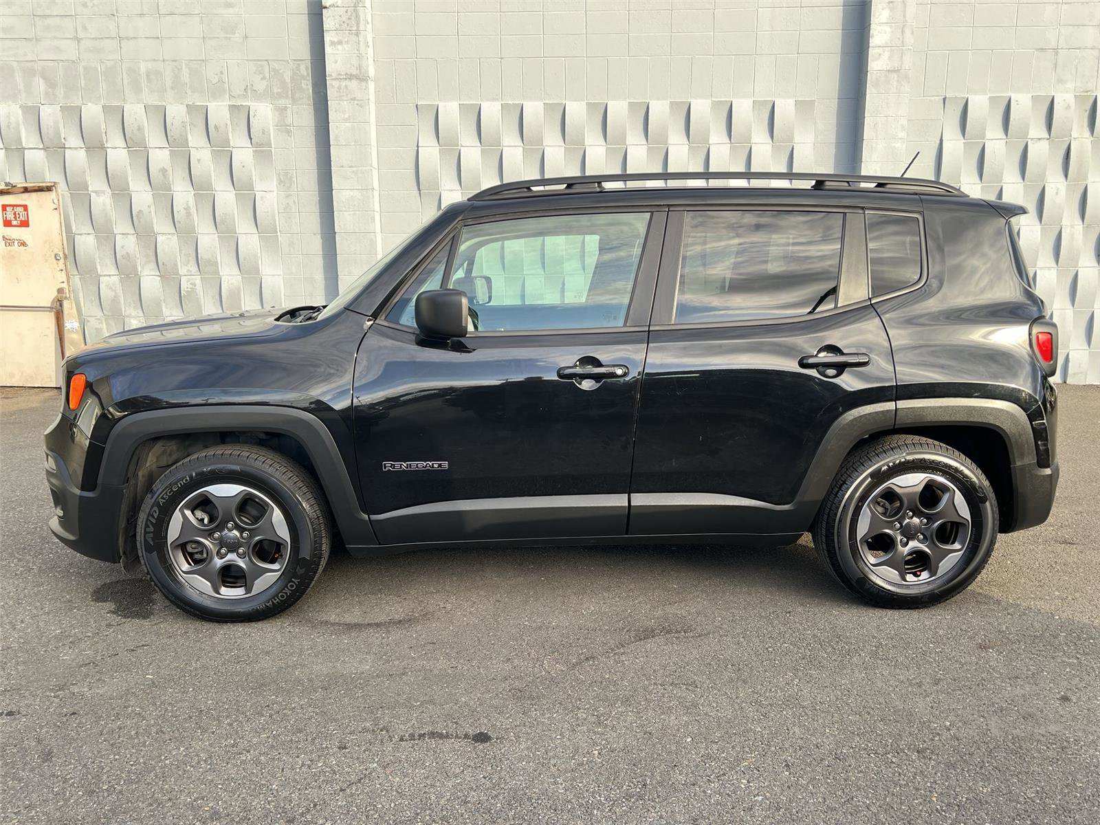 Used 2016 Jeep Renegade Sport w/ Power & Air Group image 4