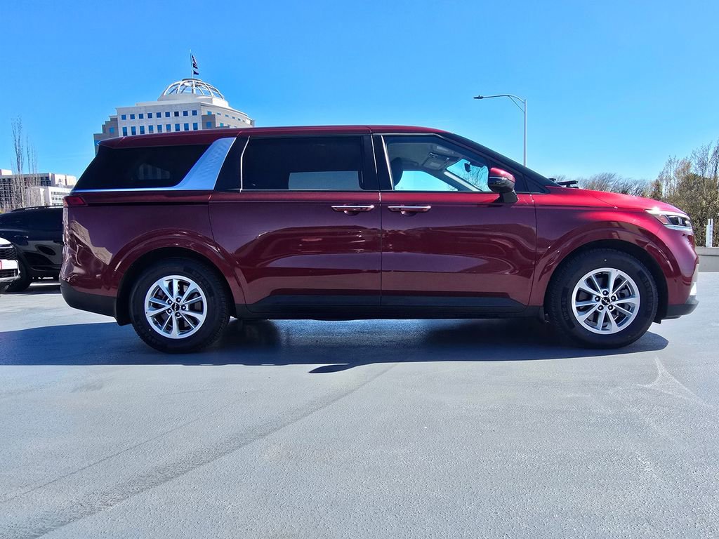 Used 2024 Kia Carnival LX FWD image 3