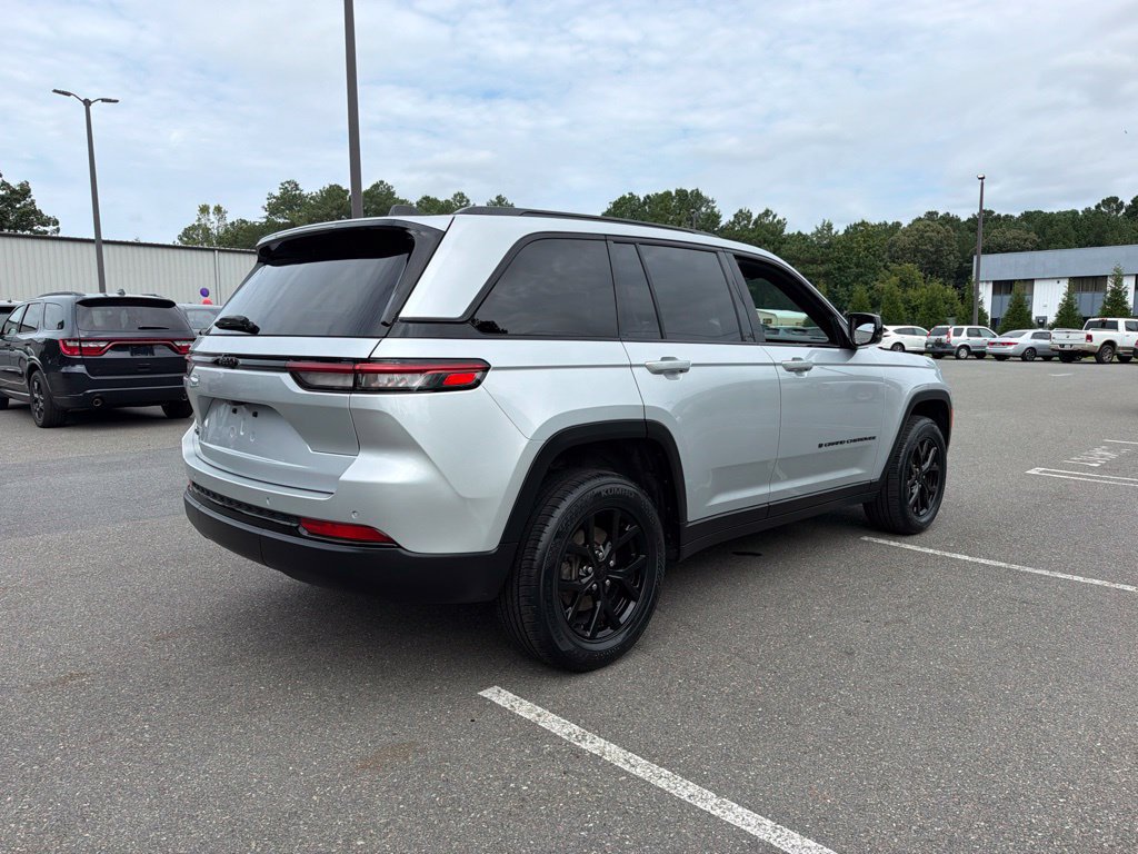 Certified 2025 Jeep Grand Cherokee Altitude AWD/4WD image 5