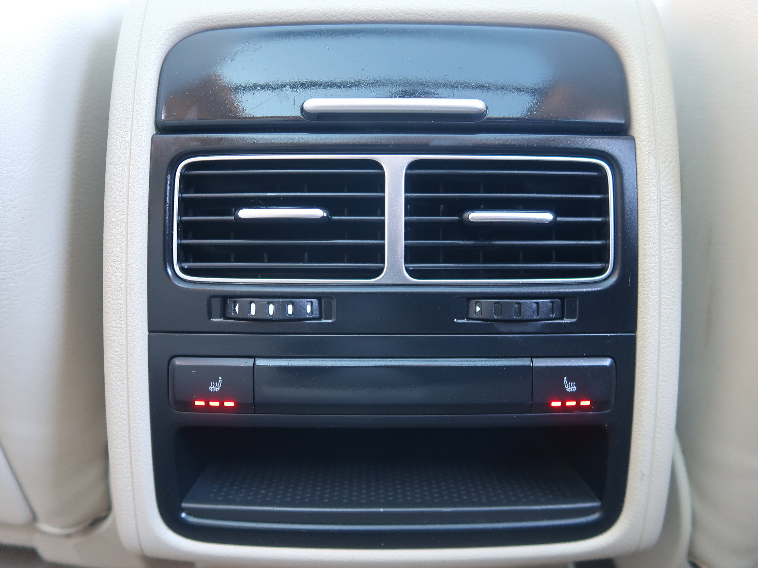 Used 2014 Volkswagen Touareg Executive image 35