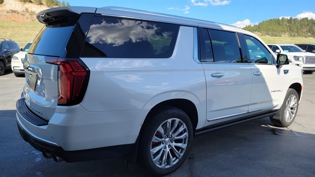 Used 2022 GMC Yukon XL Denali AWD/4WD image 6