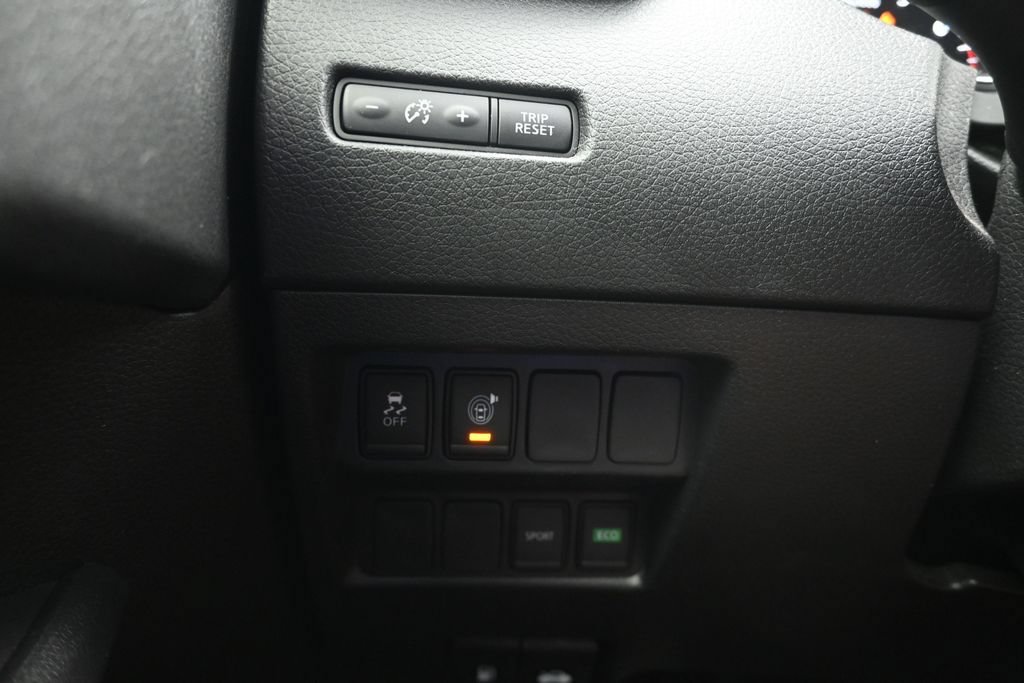 Used 2017 Nissan Rogue SV FWD image 24
