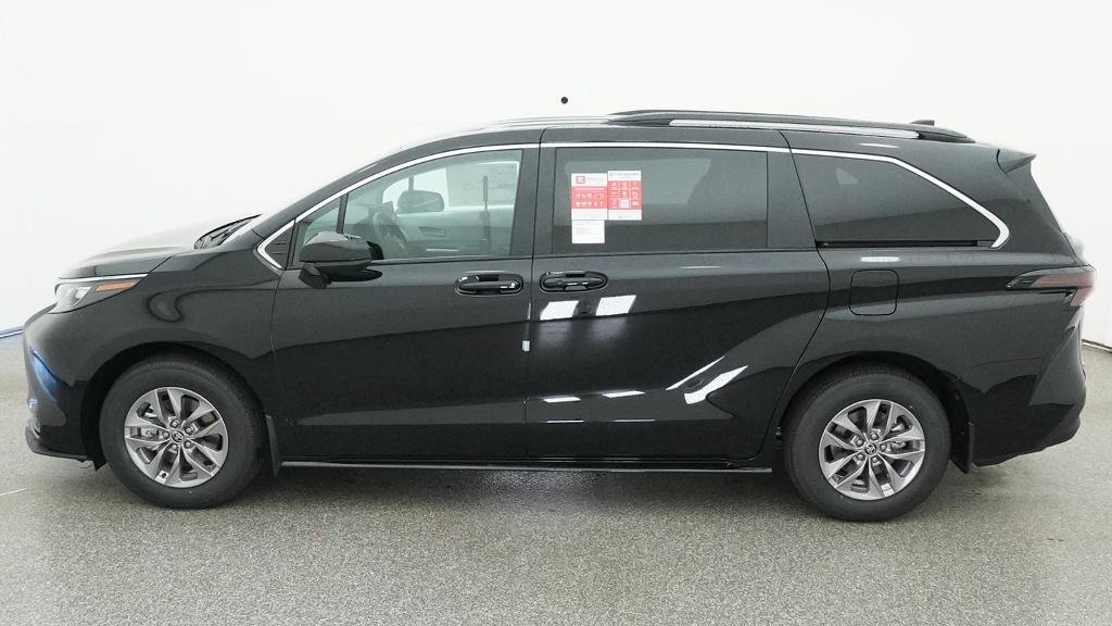 New 2026 Toyota Sienna LE FWD image 3