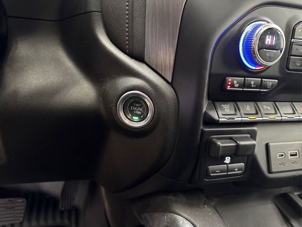 Used 2023 GMC Sierra 3500 Denali w/ Denali Ultimate Package image 31