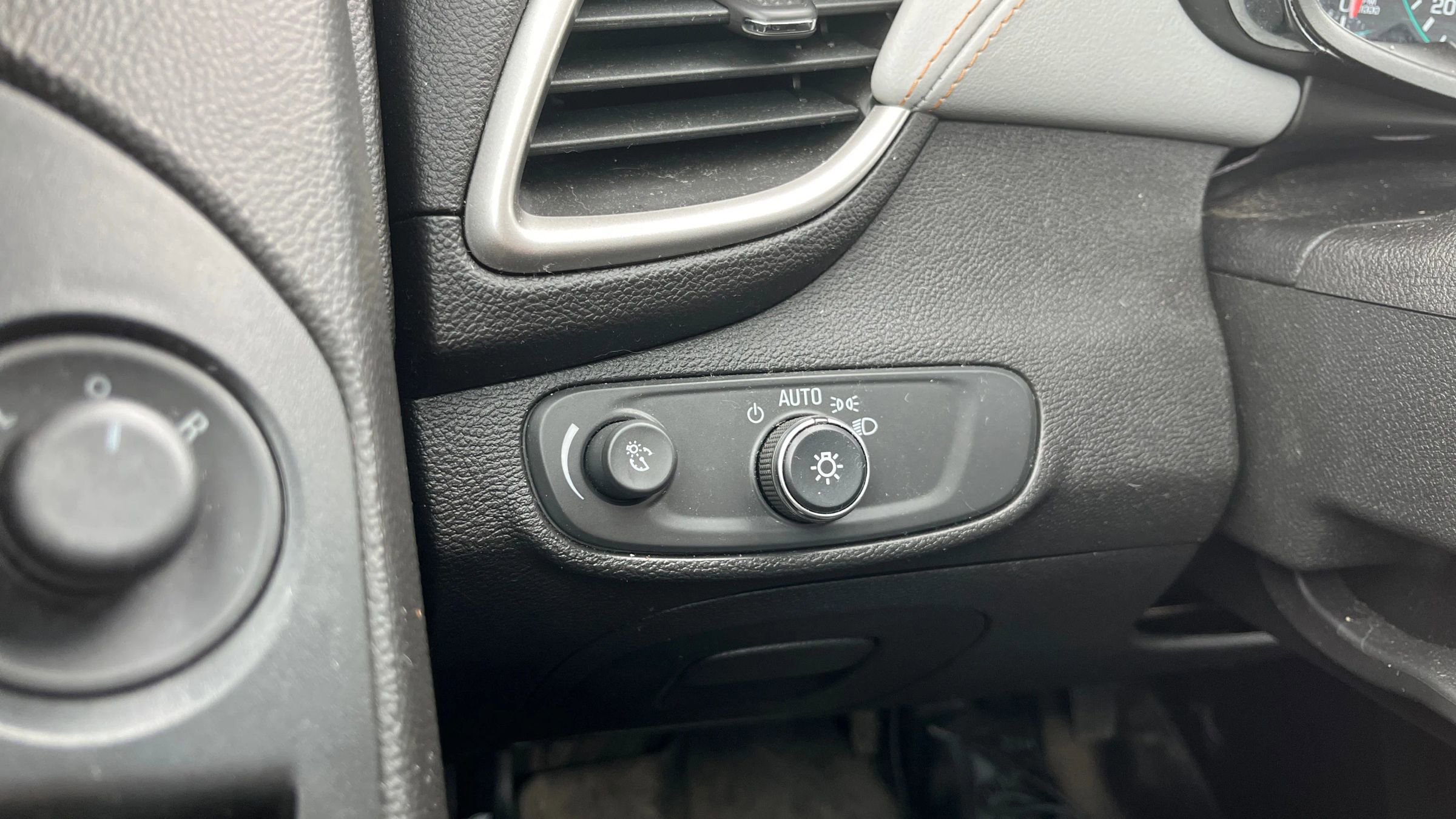 Used 2018 Chevrolet Trax LT w/ Sun & Sound Package image 19