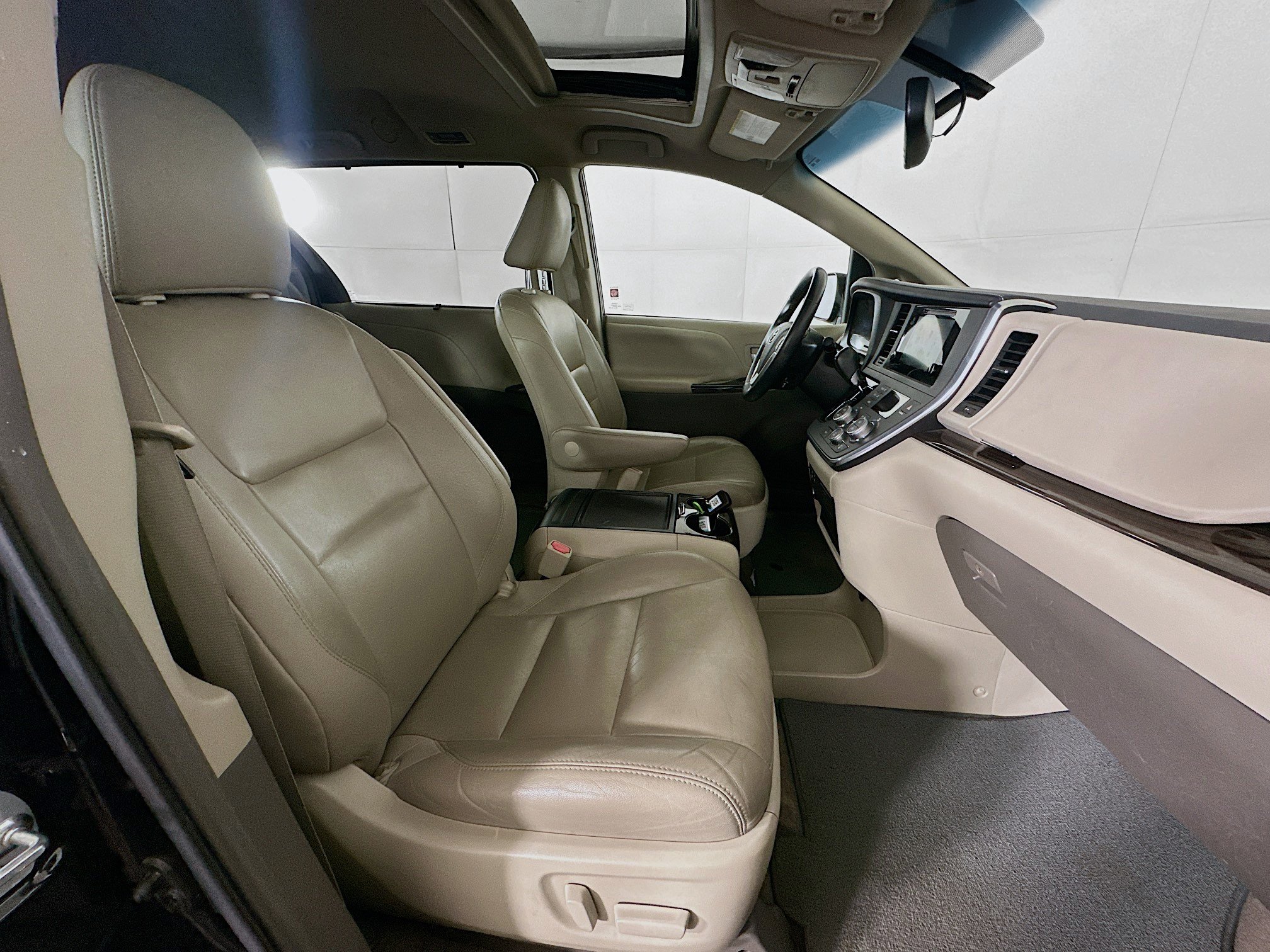 Used 2015 Toyota Sienna XLE FWD image 31