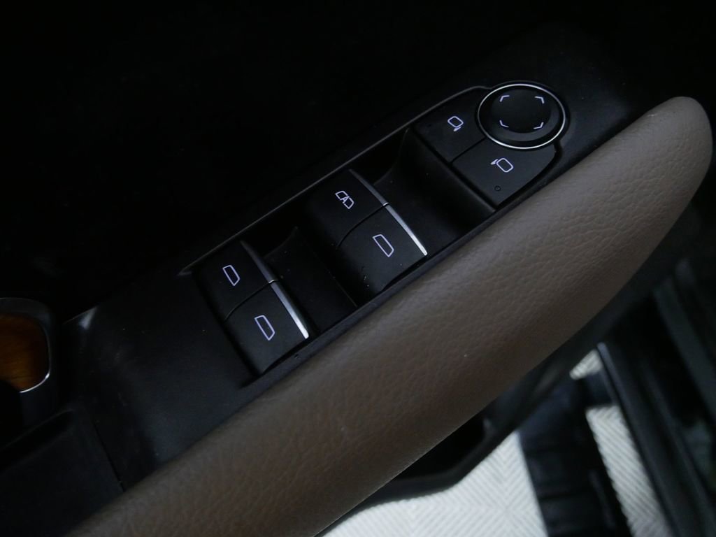 Used 2023 GMC Canyon Denali image 13