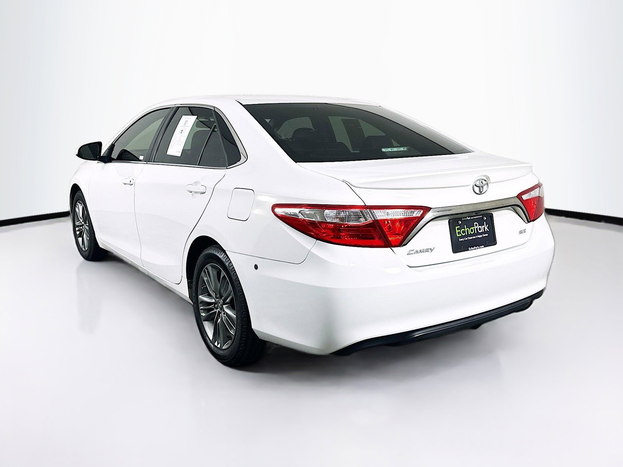 Used 2017 Toyota Camry SE image 5
