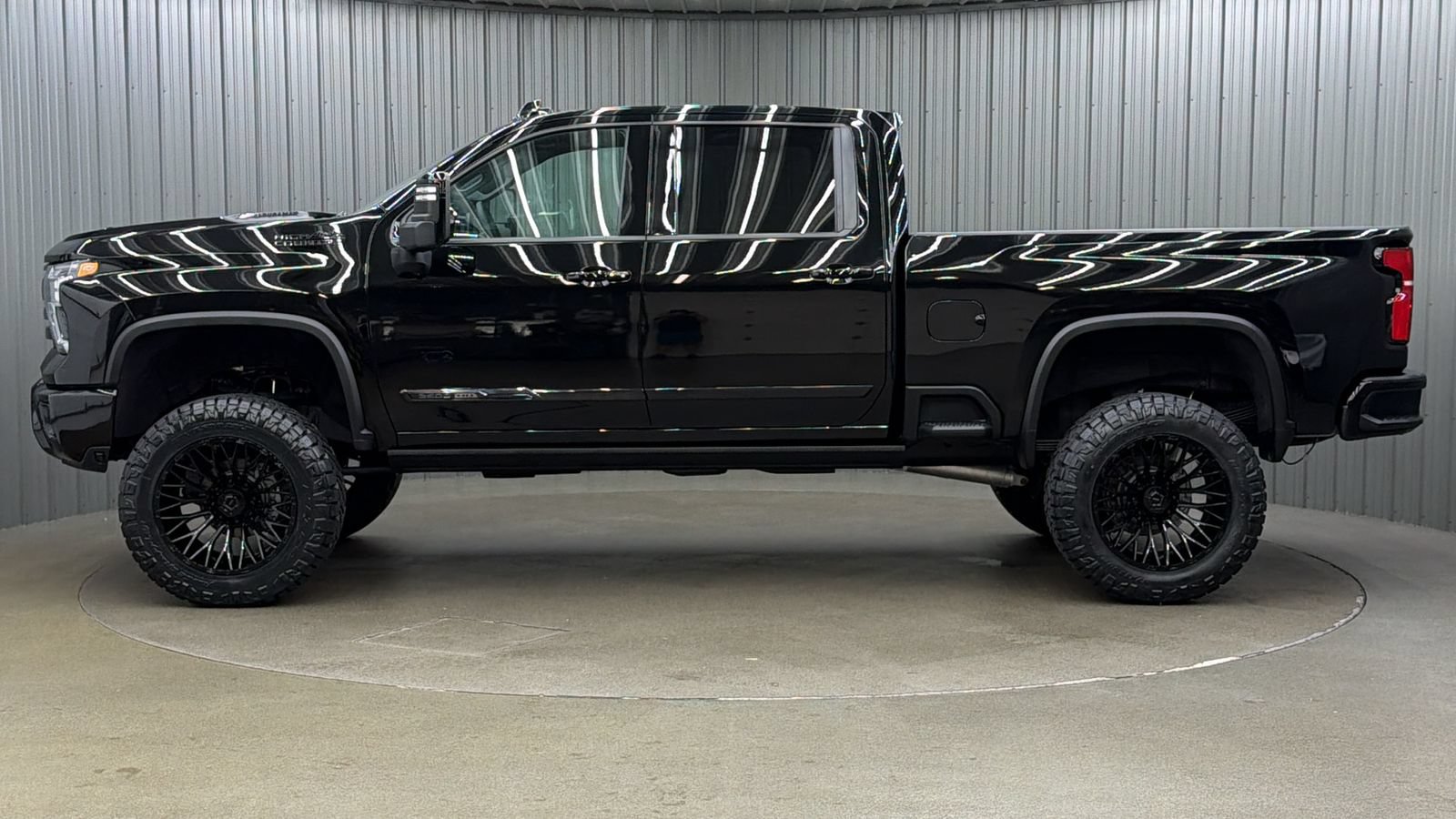 Used 2026 Chevrolet Silverado 2500 High Country w/ High Country Premium Package AWD/4WD image 2