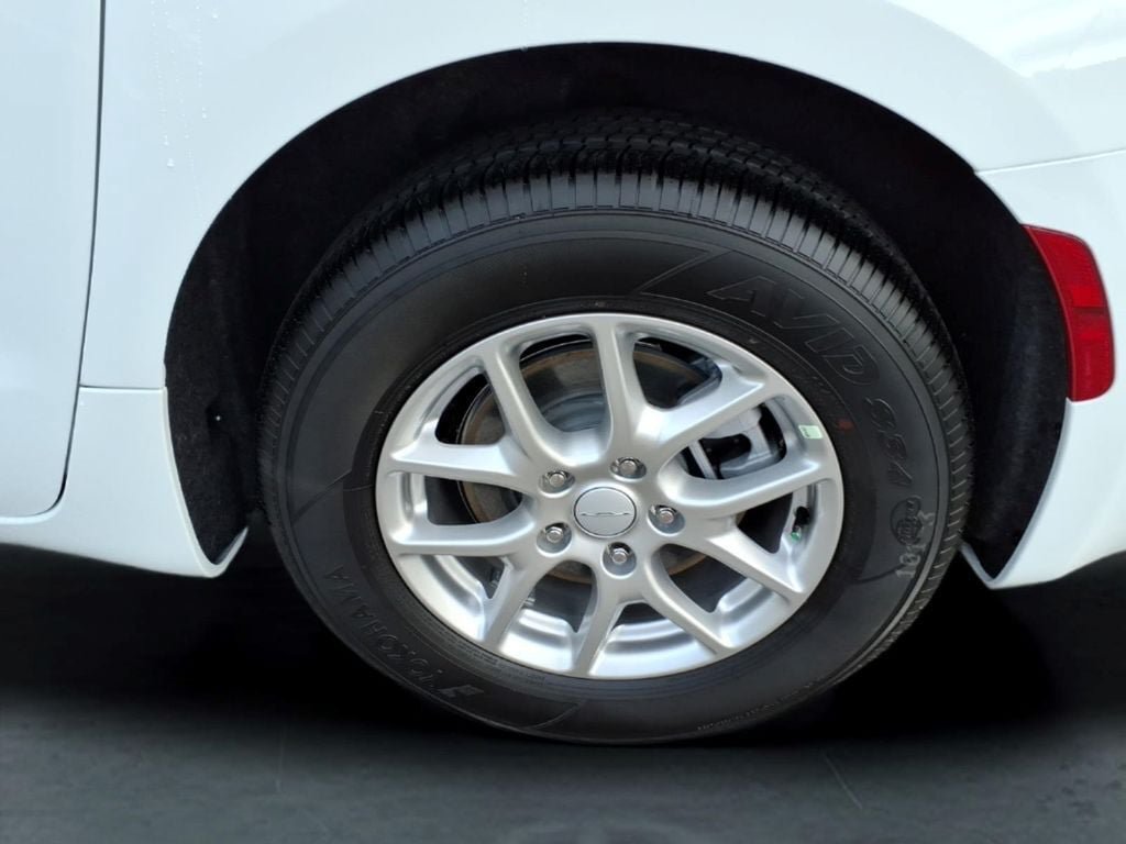 New 2027 Chrysler Pacifica LX FWD image 10