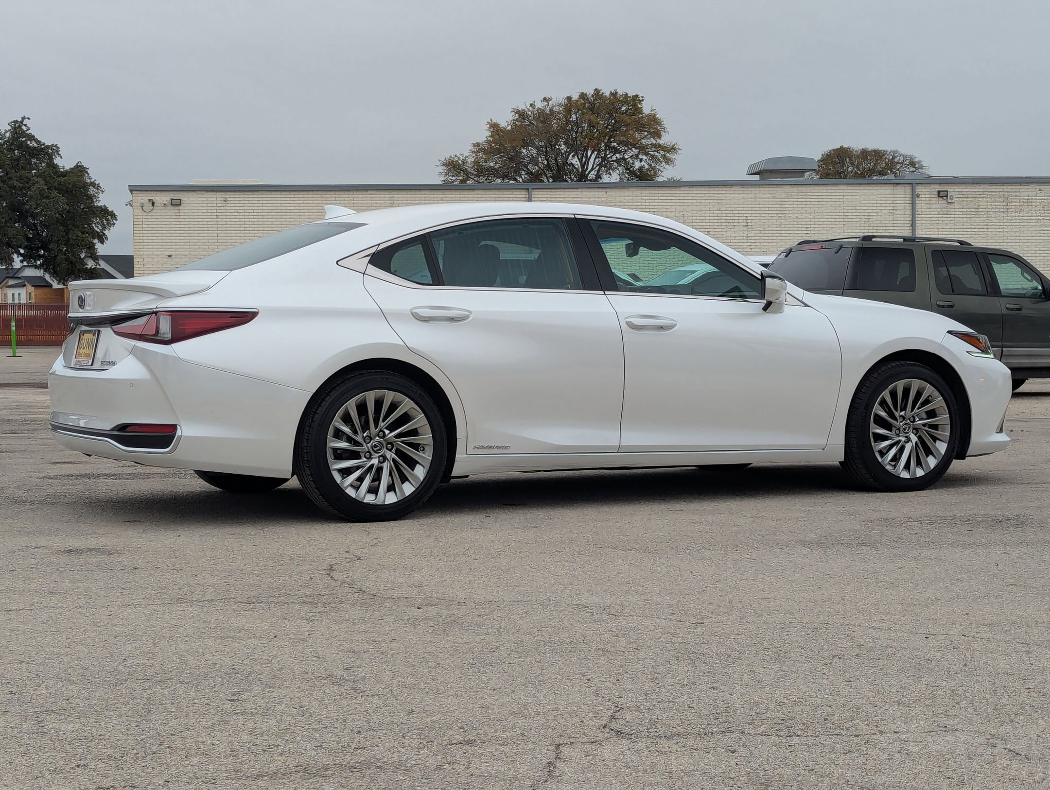 Used 2022 Lexus ES 300h Ultra Luxury image 4
