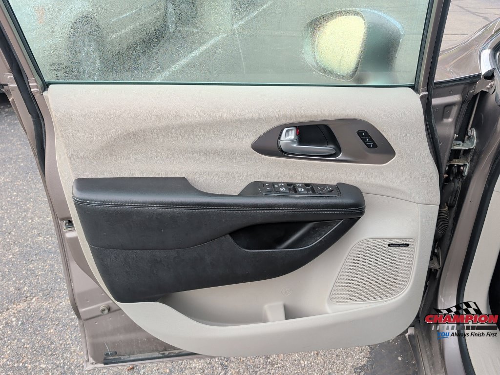 Used 2017 Chrysler Pacifica Limited FWD image 13